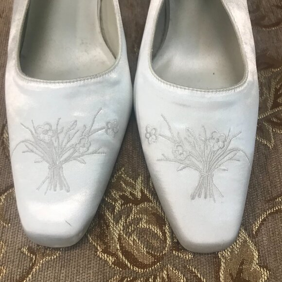 Dye-Able White Embroidered Roses Satin Slingback, Formal Pump Dress Shoe Wedding - Picture 3 of 16
